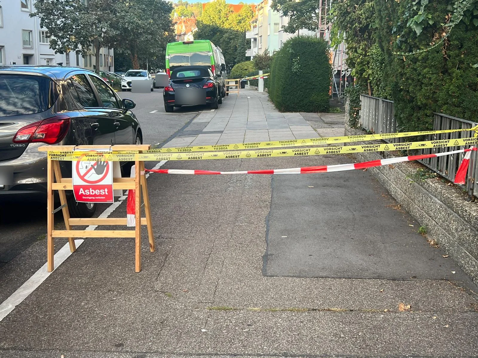 Abgesperrter Arbeitsbereich mit Asbest-Warnschild und Absperrband