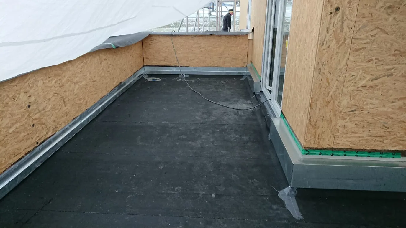Abgedichteter Balkon mit Anschlussblechen an der Wand