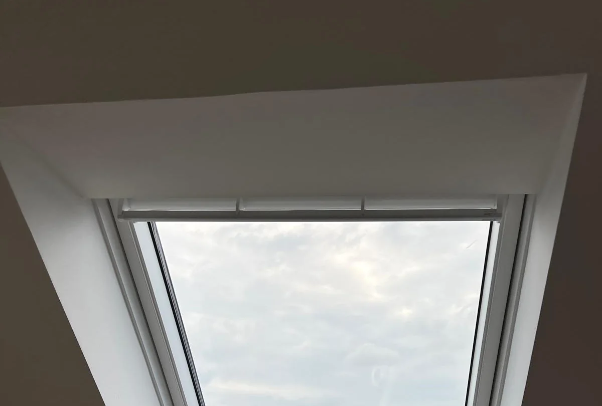 Einzelnes Dachfenster mit weißer Laibung