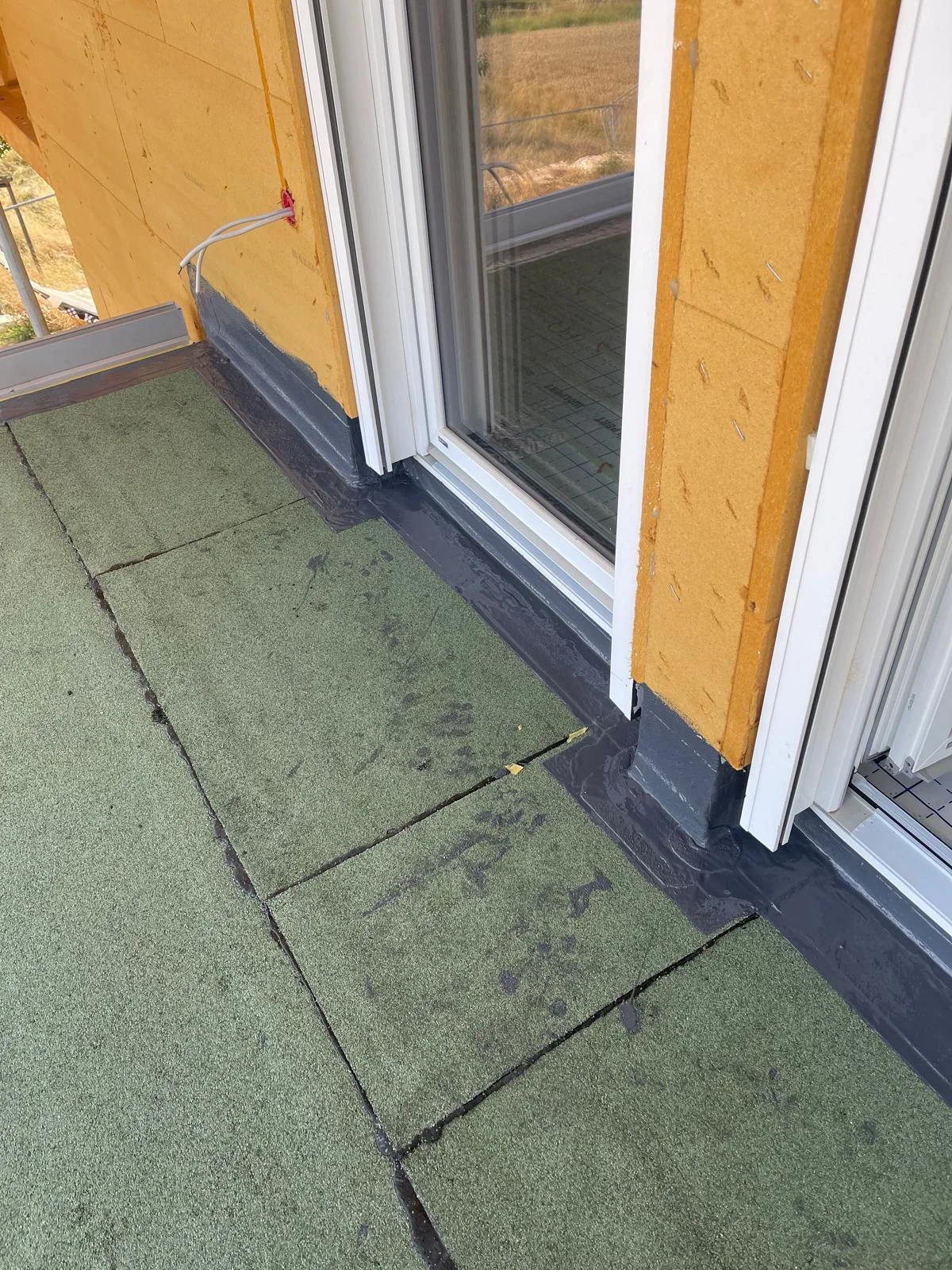 Balkon mit Abdichtungsbahnen und Flüssigabdichtung am Türanschluss